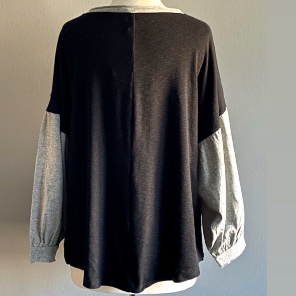Women’s Umgee  Billow  Sleeve Top with Buttons - Picture 7 of 7